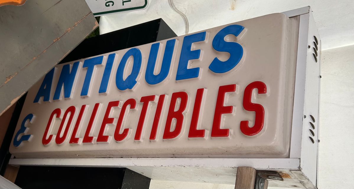 Antique and collectibles sign lights up