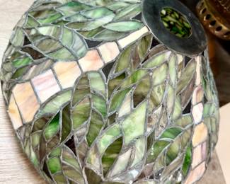 BEAUTIFUL TIFFANY STYLE SHADE
