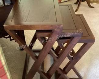 Nesting table set