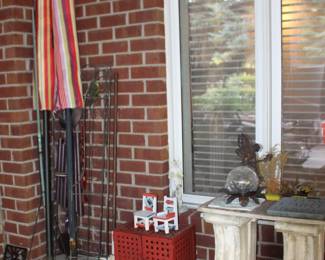Garden Flags, Trelis with Frog Garden Decorations, Pedestals