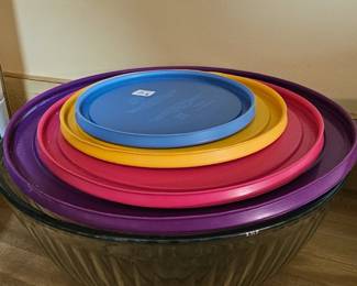Set of 4 Pyrex bowls with lids