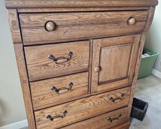 Oak chest of drawers