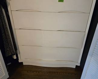 21 Dresser