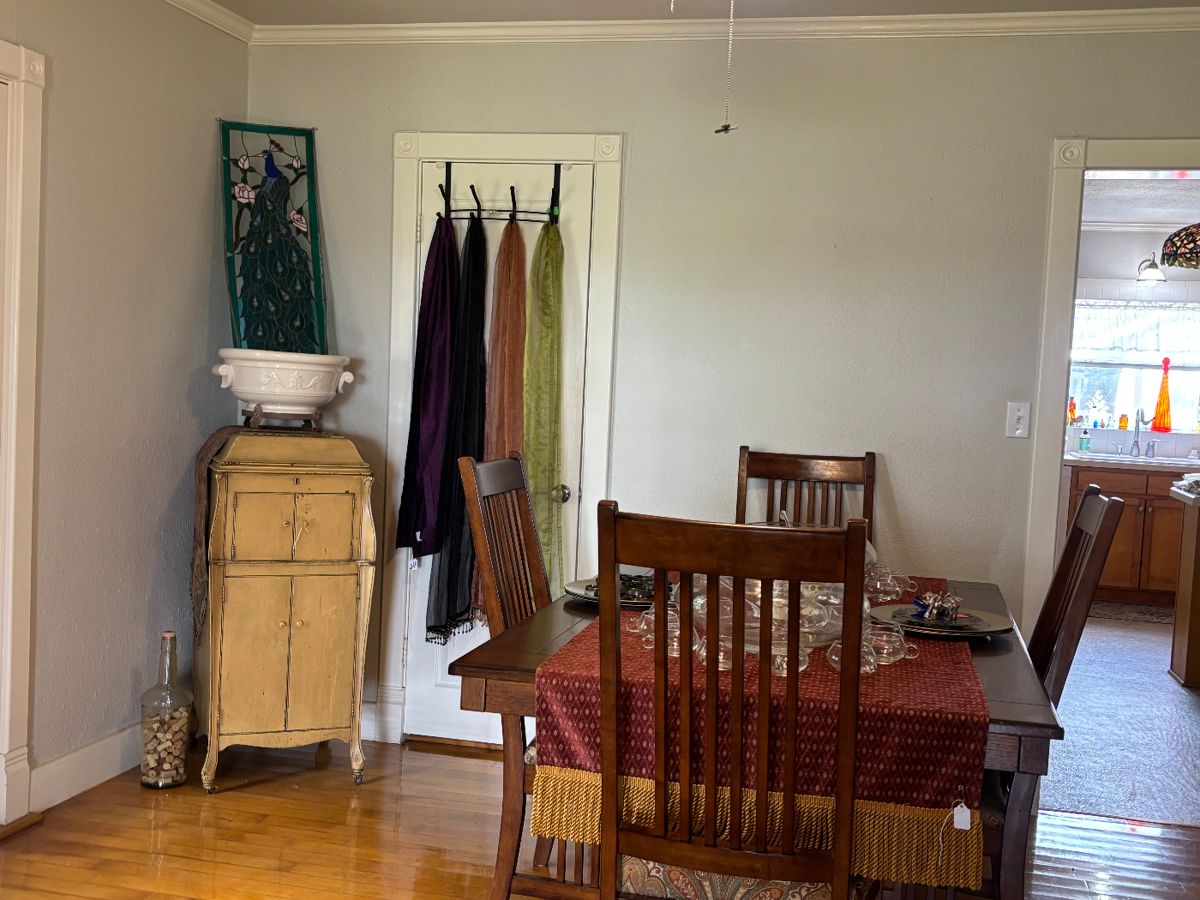 Craftsman/Mission Style Table with Four Chairs