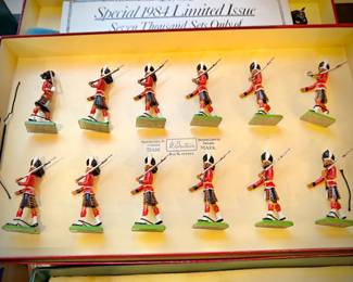 Vintage and antique British soldiers, most in original boxes - Queens Own Cameron Highlanders