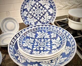 Williams Sonoma “Blue Tile” 4 pasta bowls and serving bowl