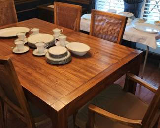 Vintage dining room table 2 leaves