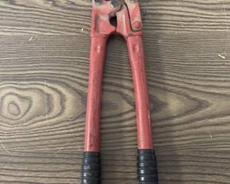 Heavy Duty Medium Size Bolt Cutters are 18in