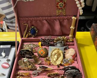 Various rings, pins & pendants