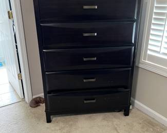 Chest of drawers (part of bedroom set)