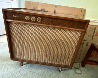 Magnavox MCM burled record player 