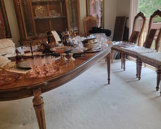 Gorgeous dining set with 2 leaves, six chairs and padded cover.