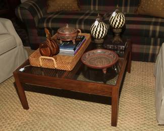 GLASS DISPLAY TABLE