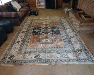 10' x 7'9" fine machine made rug with Heriz pattern.  Silk content??