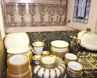 Oscar De La Renta "Golden Coin" China - Beautiful!