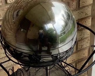 Gazing ball that fits on table top