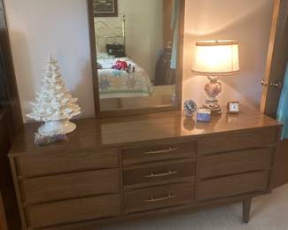 MCM Kroehler dresser with mirror