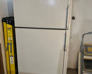 GE 21.7 cu ft Refrigerator Freezer