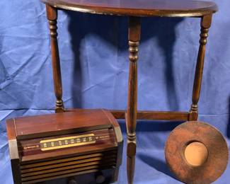 Small Demi-lune table, engraved round frame in Art Nouveau style, vintage radio.