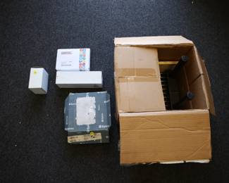 LOT OF PARTS INCLUDING GERSTEL FLOW MANAGER 018179-100-00 NOS, MICROSTROBE FORKILIFT LIGHT 470S-1280 NOS, PARKER HYDROLIC FILTER NOS 937618Q, EPIROC CLUTCH 265