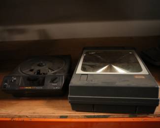 LOT OF 2 ELECTRONICS INCLUDING: KODAK CAROUSEL 4600 PROJECTOR AND 3M OVERHEAD 2000 PROJECTOR