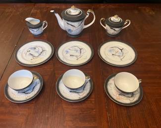 $125 - JAPANESE KUTANI DRAGONWARE MORIAGE STYLE DRAGON MATTE PIECE TEA SERVICE. HAND PAINTED. Items HAVE SOME NORMAL WEAR.
1 TEAPOT and Lid
1 SUGAR BOWL and Lid
1 Creamer                                                                                                 3 DESSERT  Plates
3 CUPS 
3 SAUCERS 