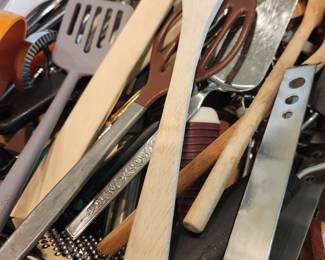 Lots of Utensils and in good condition. 