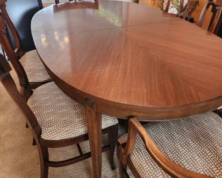 High quality Oval Dining Table with inner leafs and 6 Matching Chairs. 