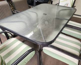 Wonderful Outdoor Garden Table with 6 Matching Chairs and Cushions. 