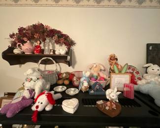 Bedroom - miscellaneous collectibles