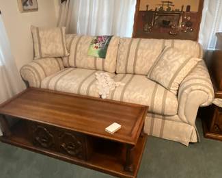 Living room - sofa & table