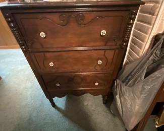 Bedroom - vintage 3 drawer chest