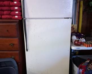  Garage Whirlpool Refrigerator - works & is cold!