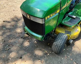 John Deere tractor LX172