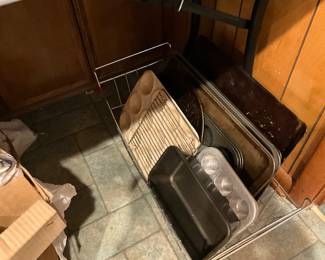 Kitchen - pans & baking items