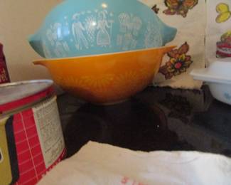 Lots of Pyrex, tins, flower power vintage towels