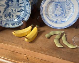 Porcelain knife rests; banans and peas