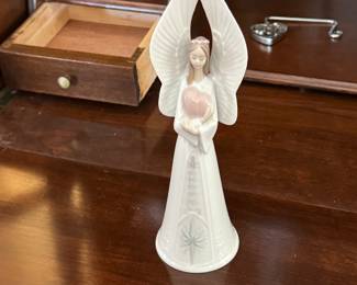 Angel bell Lladro comes with box