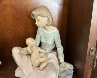 Mom and baby Lladro comes with box