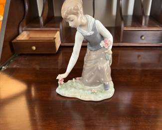 Lladro comes with box
