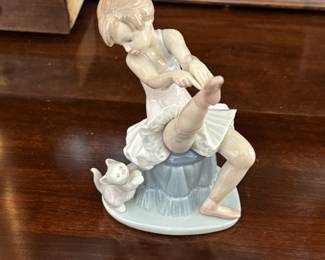 Lladro comes with box