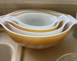 Vintage Pyrex bowls