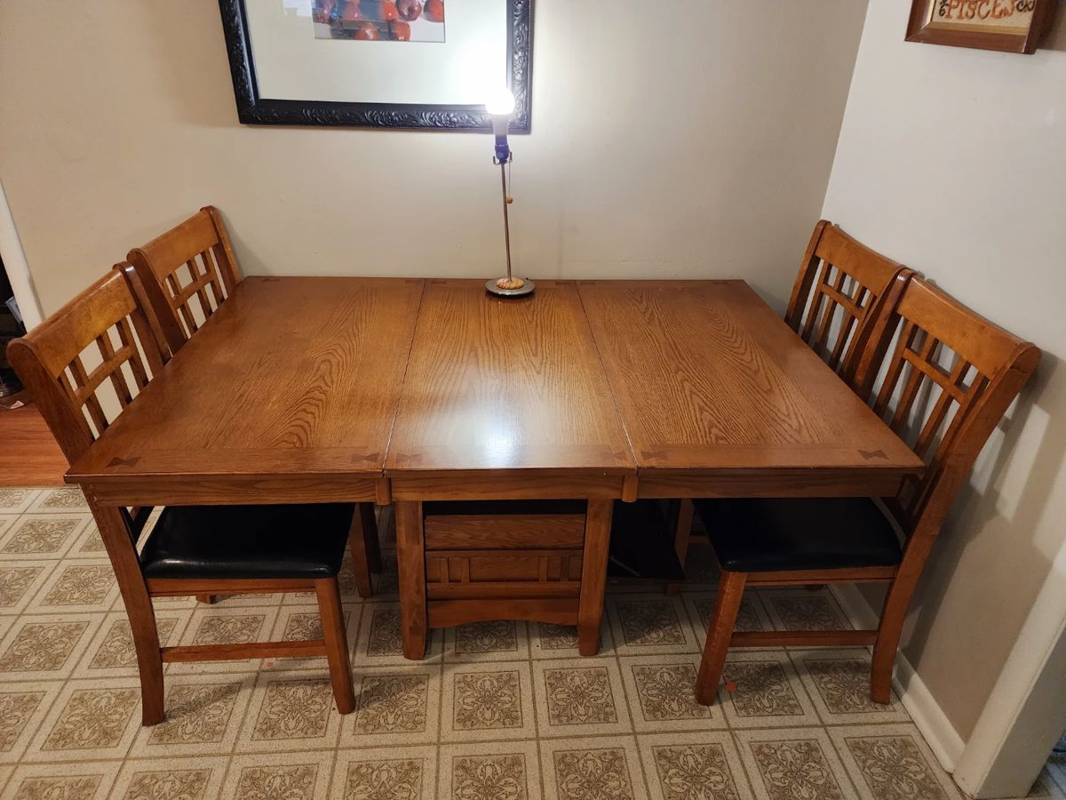 Mission Style table with 1 leaf and 4 chairs