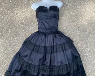 Black dress
Perfect for Halloween!!