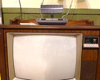 Vintage floor tv. Comes with antenna and foil!!!