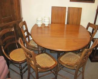 Beautiful Wood Table with 2 Leaf Inserts and 2 Drop Leafs (Picture 2 of 2)