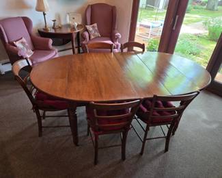 Beautiful Wood Table with 2 Leaf Inserts and 2 Drop Leafs (Picture 1 of 2)