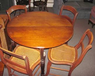 Wood Round Drop Leaf Table (Picture 1 of 2)