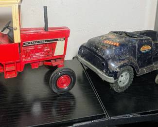 IH INTERNATIONAL HARVESTER 1586 TRACTOR WITH REAR DUALS - ERTL - 1:16 DIECAST