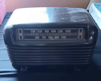Vintage Radio, powers on, needs new cord